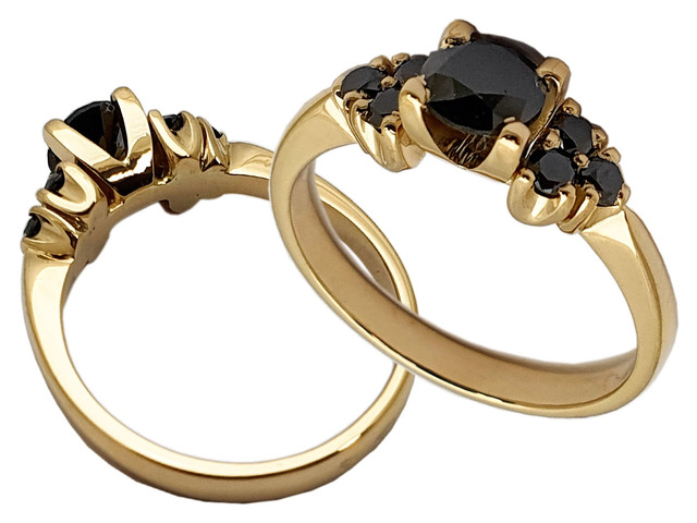 49 Pierścionek z czarnymi brylantami.